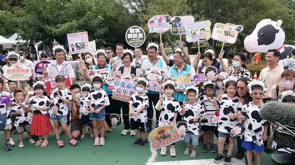 ▲彰化畜產派對慶300的壓軸活動「彰化乳牛節」，今天在彰化縣立體育場紅磚區熱鬧登場。（記者林明佑攝）