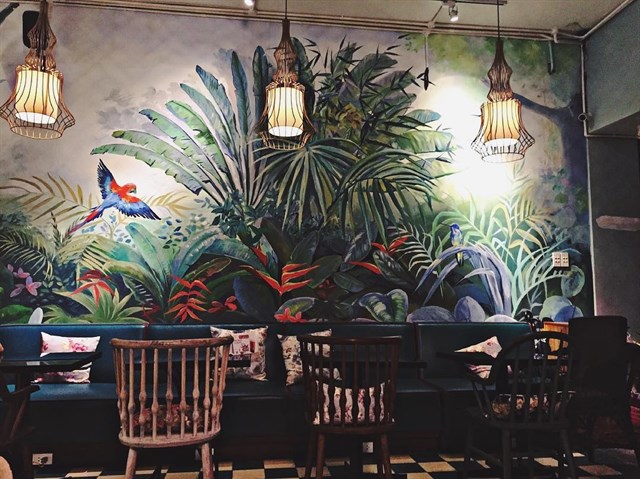 Bức tường được vẽ tranh cảnh tự nhiên theo phong cách tropical