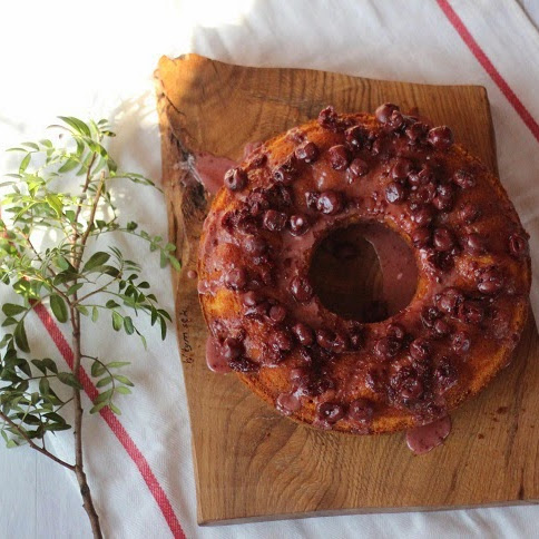 Babka piaskowa z wiśniowym lukrem