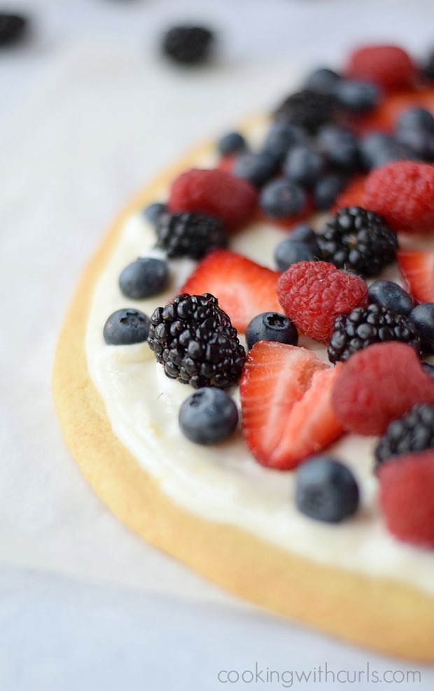 Fresh-Berries-Cookie-Pizza-cookingwithcurls.com-berriesofspring