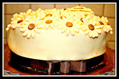 torta con margherite in fiore