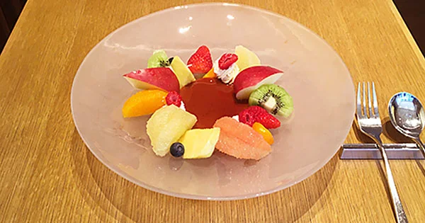 銀座中央通りにあるカフェレストラン『K.MINAMOTO』の果実のプリンアラモード