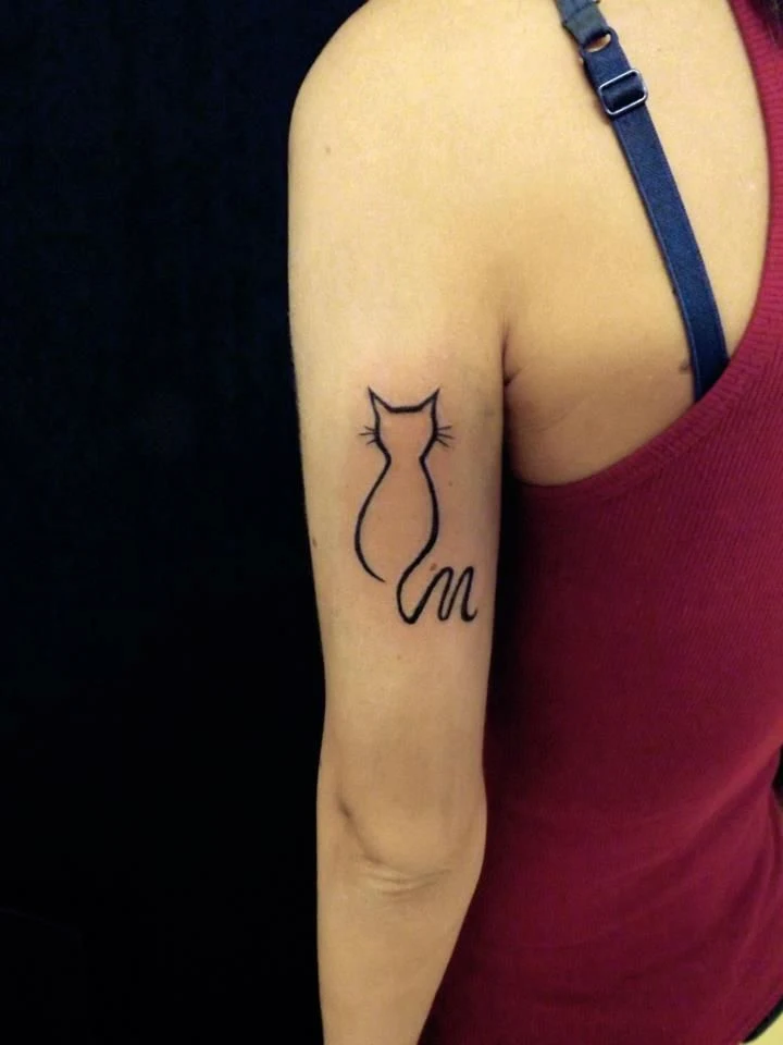 chica con tatuaje de gato