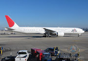 Boeing 777300ER da JAL, ainda nas cores antigas (img )