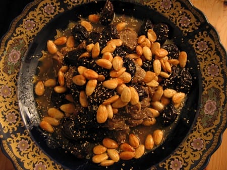How to prepare a meat tagine with dried prunes and fried almonds 