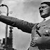 Τον "τσάκωσαν" να πουλά φλιτζάνια με το πορτρέτο του Χίτλερ