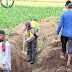 Bersama Warga, Bhabinkamtibmas Gotong -royong Bersihkan Parit Sawah yang Tertutup Tanah 