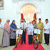 Gubernur Mahyeldi Hadiahkan Sepeda untuk Alif dan Andin; Pelajar MTsN 6 Padang yang Juarai Kompetisi Robotic Nasional