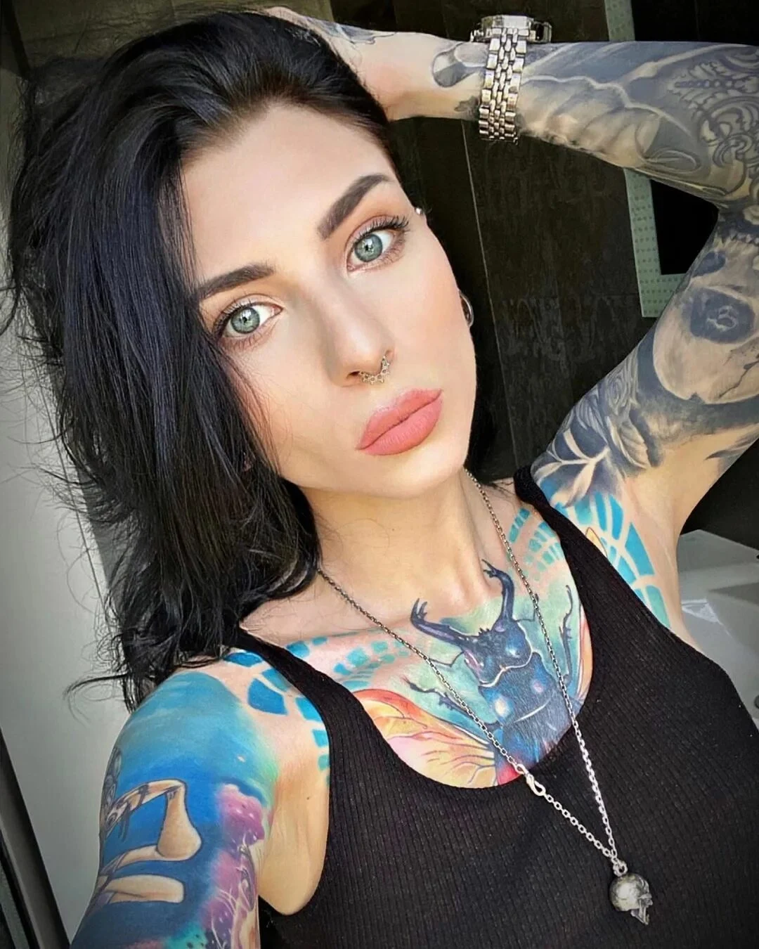 Esta foto de la misteriosa modelo Camila, con un espectacular tatuaje a todo color en su pecho