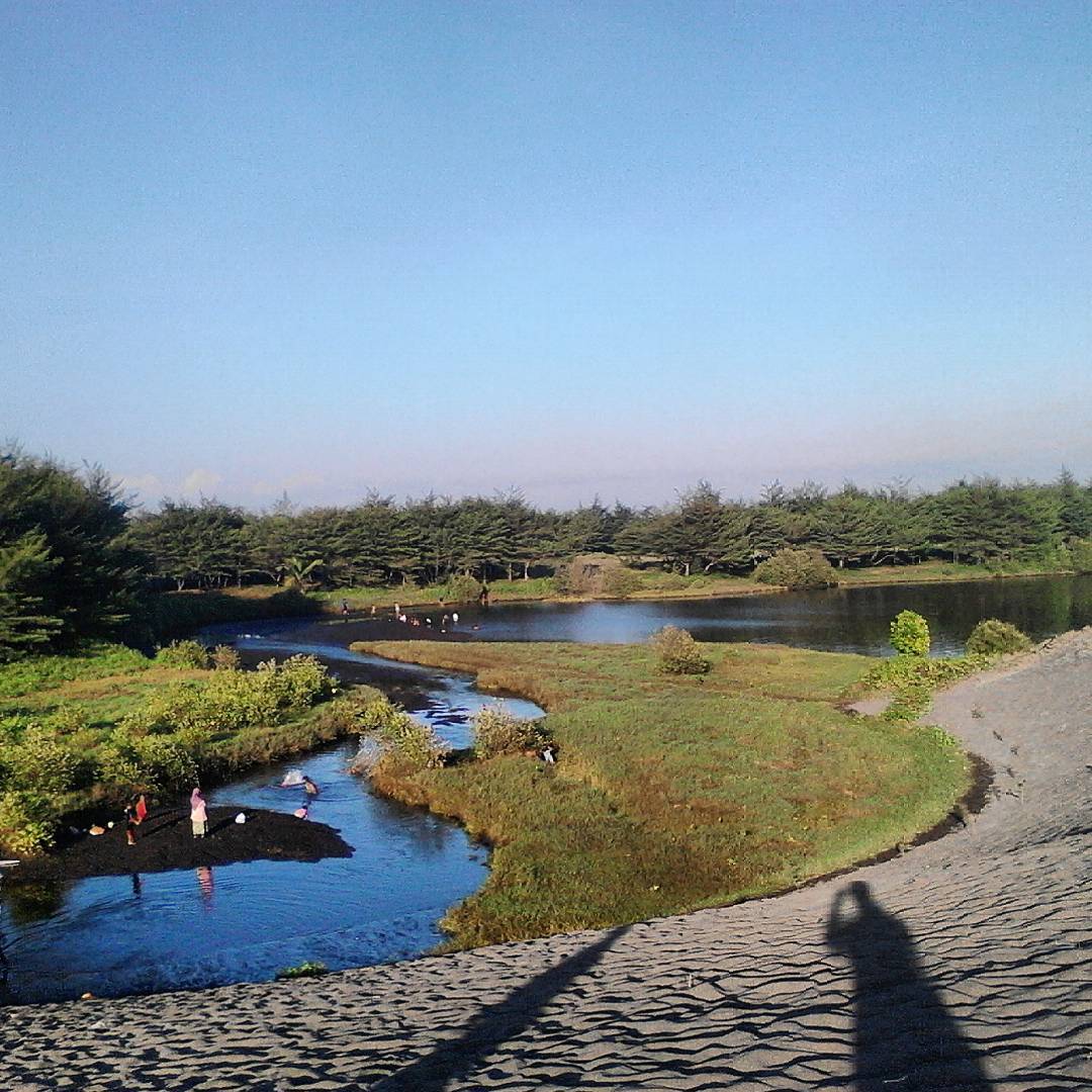 PESONA LAGUNA YANG MEMBELAH GUMUK PASIR DI PANTAI 