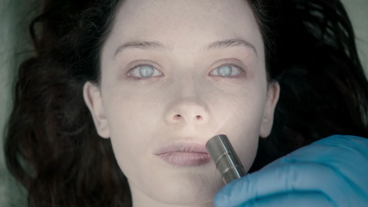 A atriz Olwen Catherine Kelly como Jane Doe no filme 'A Autópsia', de André Øvredal