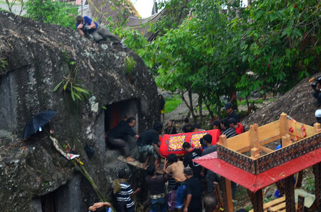 Penguburan jenazah di liang batu, Upacara Rambu Solok Tana Toraja || jelajahsuwanto