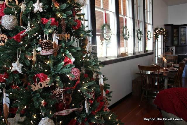 Christmas ornaments, cork, Michaels, DIY, Christmas ideas, http://bec4-beyondthepicketfence.blogspot.com/2015/12/12-days-of-christmas-day-10-how-to.html