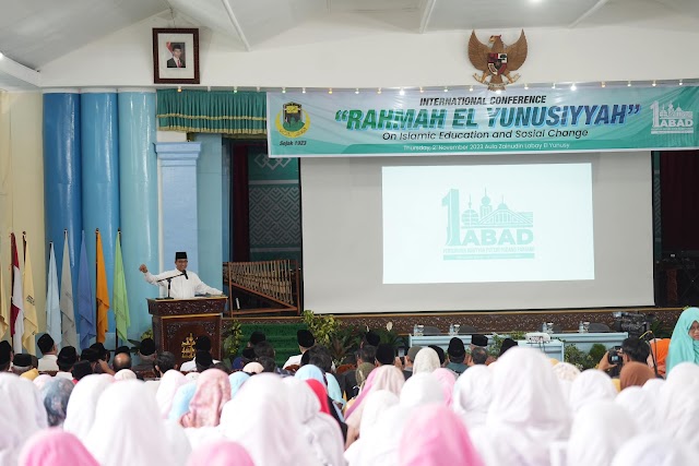 Hadiri Perayaan 1 Abad Diniyyah, Ini Momen Seru Anies Bersama Santriwati