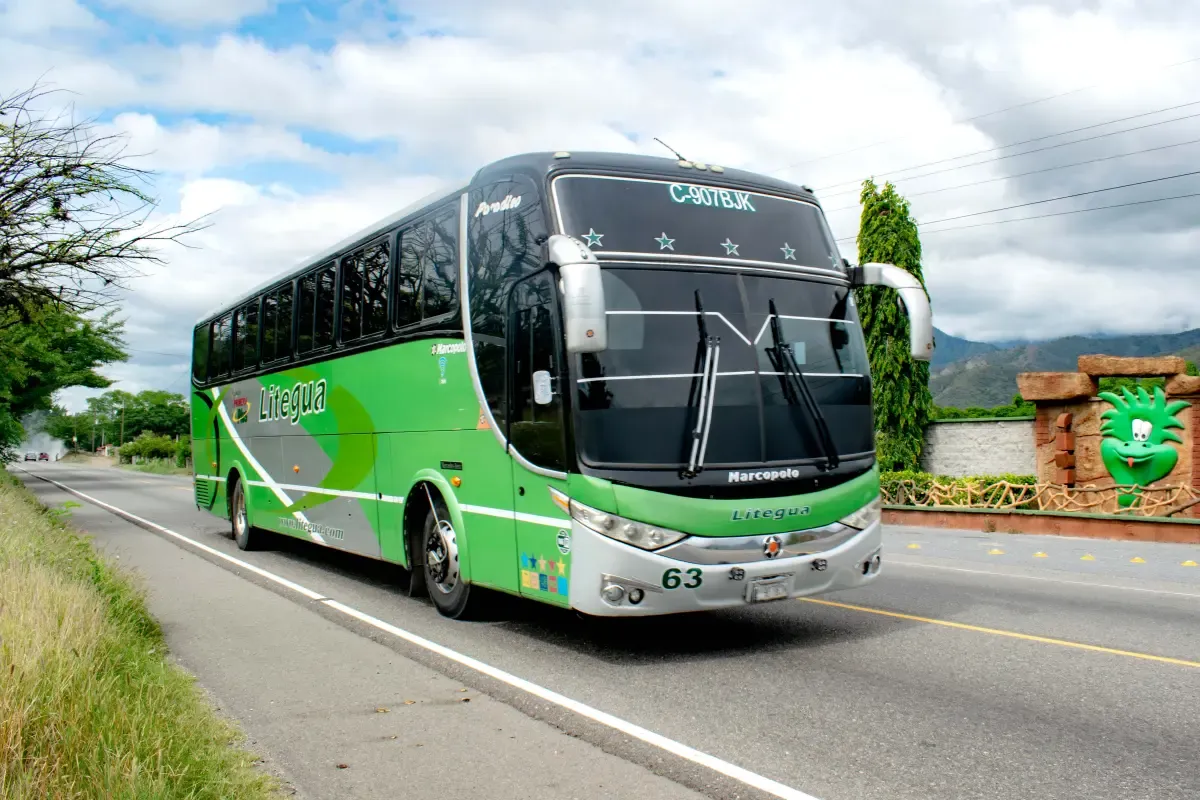 ônibus mercedes-benz vista de frente