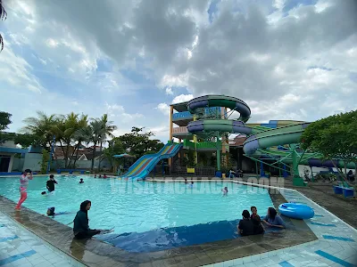 Waterslide besar