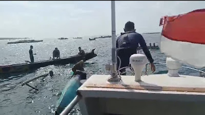 Sat Polairud Polres Lotim Evakuasi Penumpang Sampan Terbalik di Acara Nyelamak Dilauq
