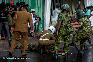 6 Police STF Injured after University Students attack in Colombo