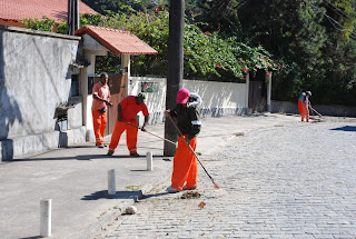 Na R. Bahia, em Araras, a ação de capina e limpeza acontece em toda a extensão da via