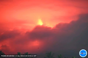 Ngerih! Gunung Api Ibu Muntahkan Lava Pijar Setinggi 700 Meter
