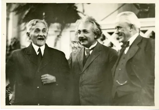 Albert Einstein visita o campus da Caltech em 1931 com os colegas físicos AA Michelson, à esquerda, e Robert A. Millikan, à direita.(Arquivos Smithsonian)
