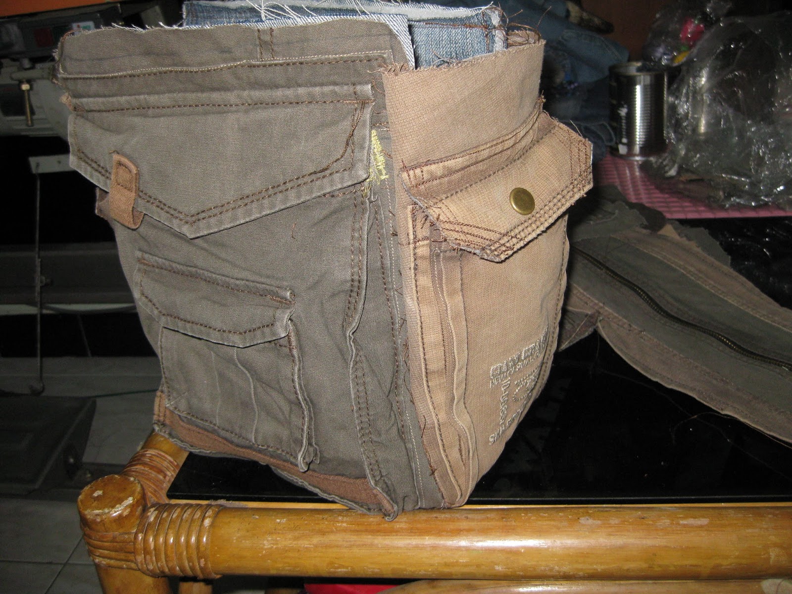CARA MEMBUAT TAS SELEMPANG DARI CELANA BEKAS CARA MEMBUAT TAS SELEMPANG DARI CELANA BEKAS