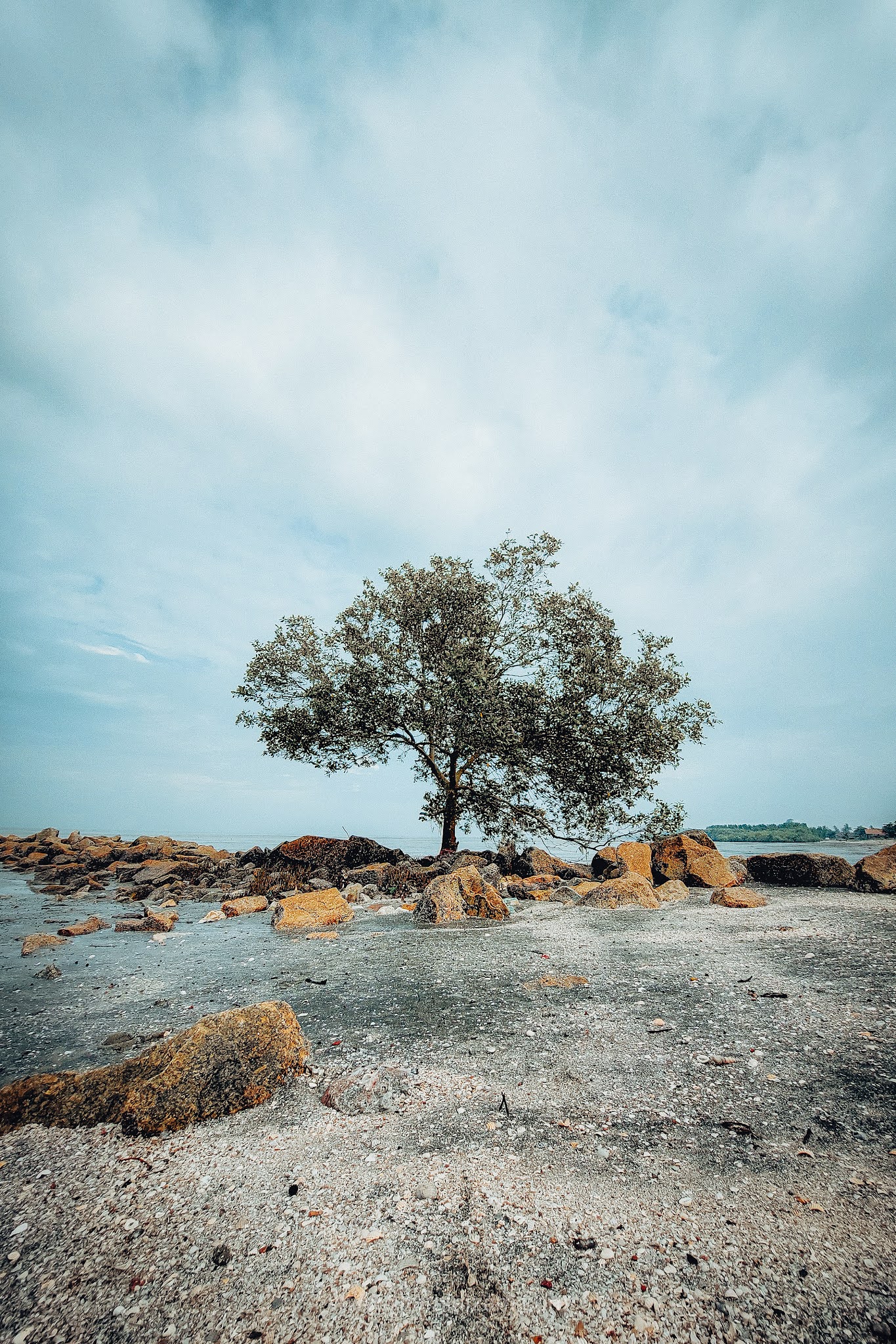 Pagi Yang Suram Di Pantai Jeram, Selangor