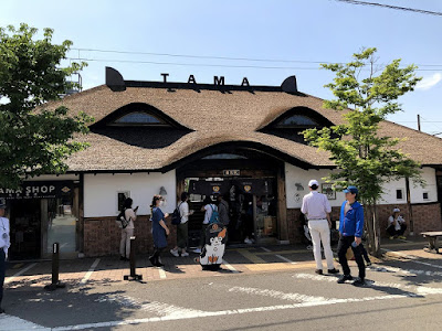 和歌山電鐵貴志川線貴志駅内のカフェと周辺・貴志駅の駅舎（猫っぽい）