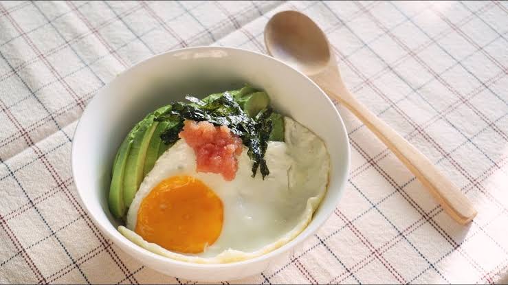 Gyeran bap, nasi telur korea dengan pollock roe dan avocado