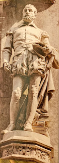  escultura na fachada - Luiz Vaz de Camões  