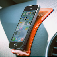 Grip Strip est un tapis antidérapant pour fixer un téléphone portable sur le tableau de bord d'une voiture par exemple.