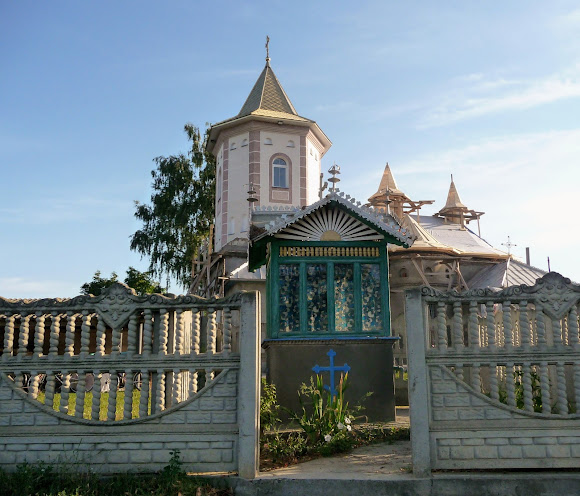 Лунка. Церква Преподобної Параскеви. Колодязь на церковному подвір'ї