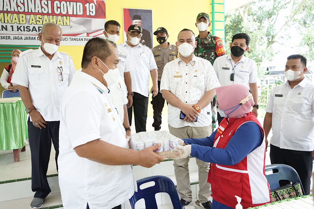 Tinjau Pelaksanaan Vaksinasi di SMAN 1, Wabup Asahan Serahkan MInuman Tambahan kepada Petugas Vaksinator