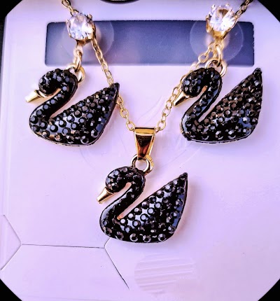 Elegant Black Swan Jewelry Set – Necklace & Earrings