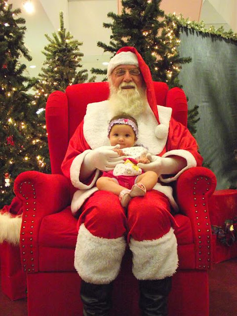 foto de uma nenezinha no colo do papai noel no shopping total em porto alegre