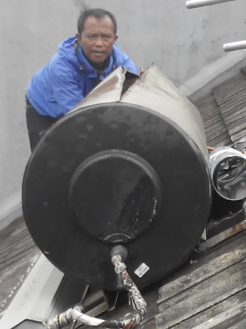 Photo teknisi Bapa. Wawa Sungkawa dan  tabung atau tangki pemanas air tenaga matahari atau solar water heater merk thermomax yang sudah pecah diambil didaerah komlek perumahan permata cimahi