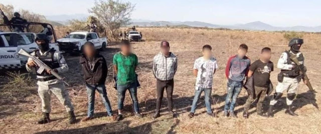 Galería: Elementos de la Guardia Nacional capturan en Ixtlán; Michoacán a 6 Sicarios del CJNG armados y con uniformes con las Siglas del Cártel del Mencho