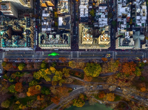 by Jeffrey Milstein - NYC Macys Parade 59th Street | chidas fotos cool stuff - aerial vision of NYC