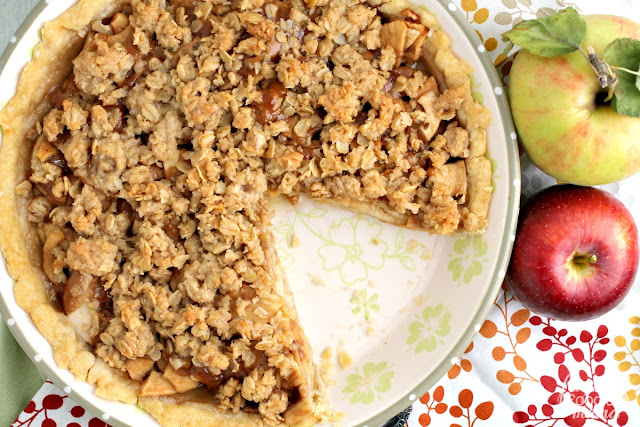 Tender apples, cinnamon, & gooey cookie butter come together perfectly in a flaky crust with a crunchy oat topping in this Apple Biscoff Crumb Pie.