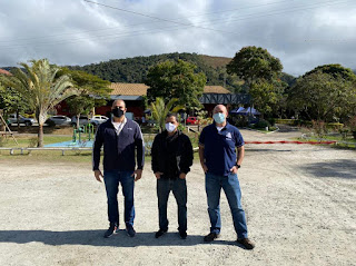 Da dir. para esq. Gustavo Lopes, sec. Esporte de Teresópolis, Leandro Kronemberger, sec. Esportes de Petrópolis, e João Victor, sec. de Esportes de Nova Friburgo alinham projetos