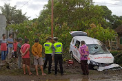 Sat Lantas Polres Tanggamus Olah TKP Kecelakaan Ambulance Tabrak Sepeda Motor 