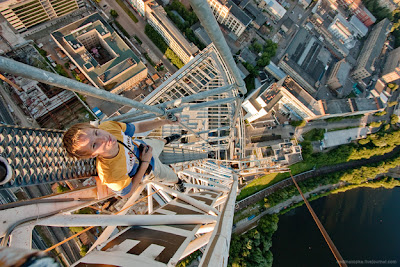 skywalking y hombre mirando hacia arriba