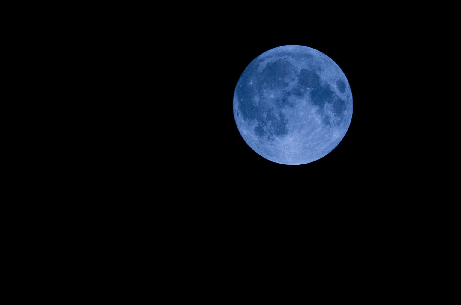 Superlua azul pode ser vista esta noite. Fenómeno raro também será visível  em Portugal