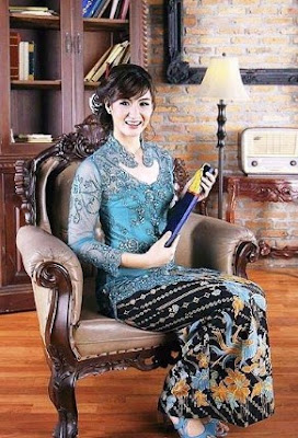 contoh Model Kebaya Batik kombinasi