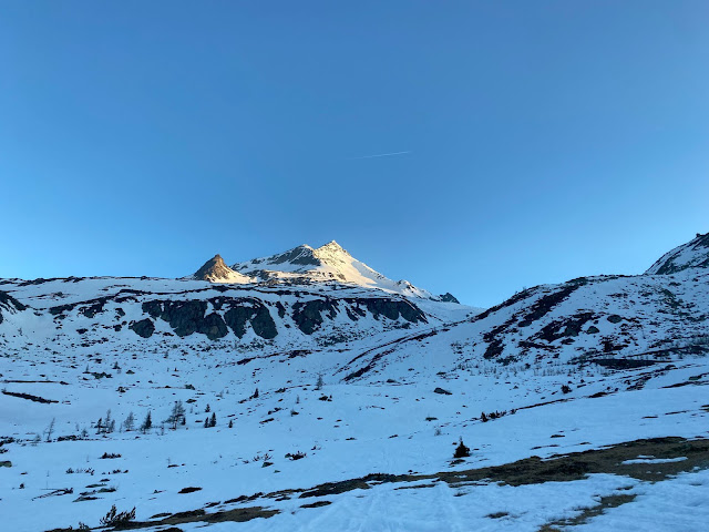 Poca neve, dorsale senza neve sotto il Monte Fumo in Valle Aurina. (Foto: Andrea Rainer, 27.03.2022)