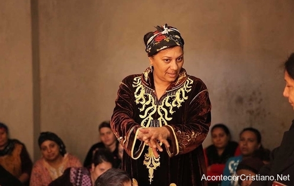 Mujer misionera enseña la Biblia en Egipto