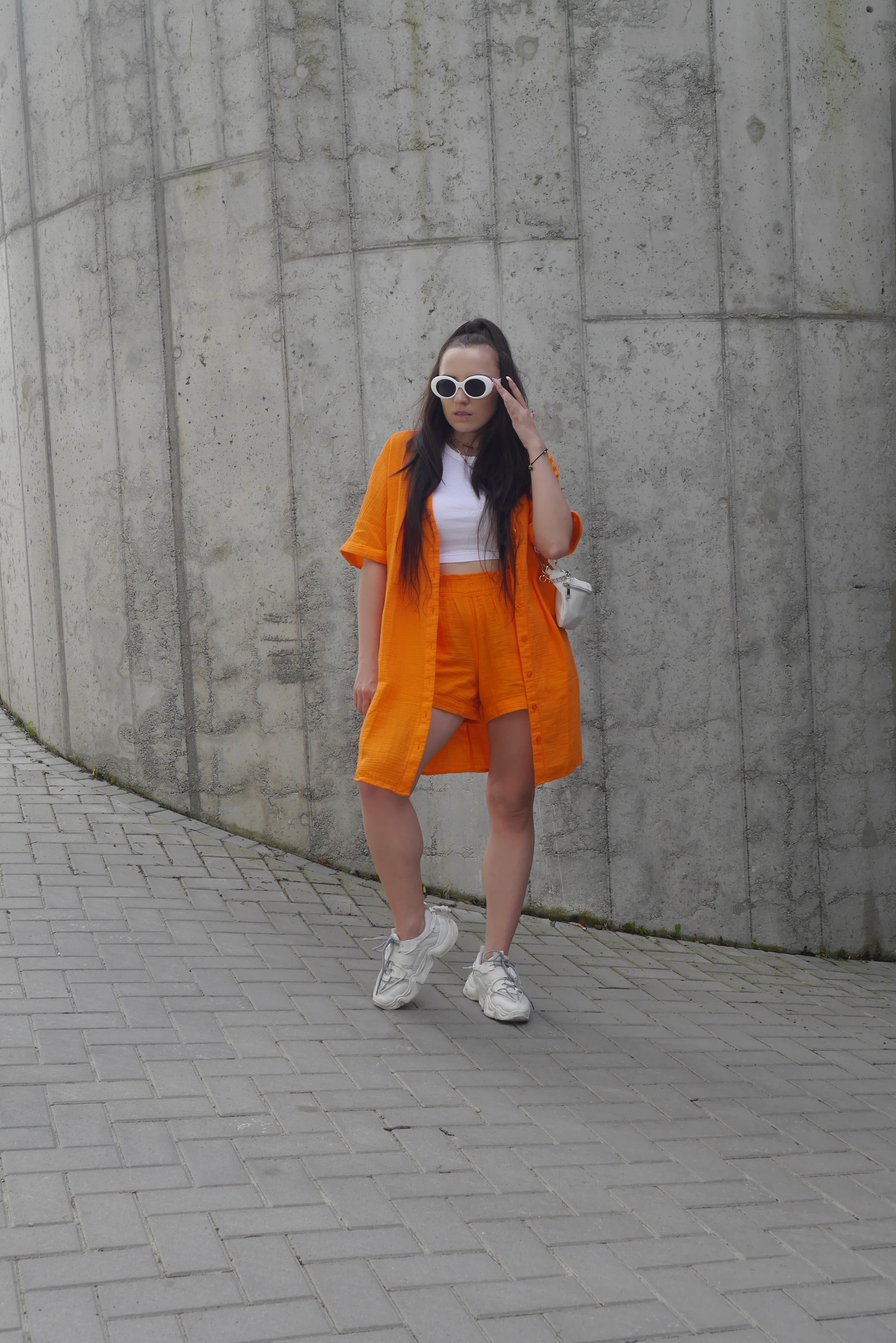 blog modowy komplet muślinowy w kolorze pomarańczowym bonprix wakacyjna stylizacja outfit look białe sneakersy