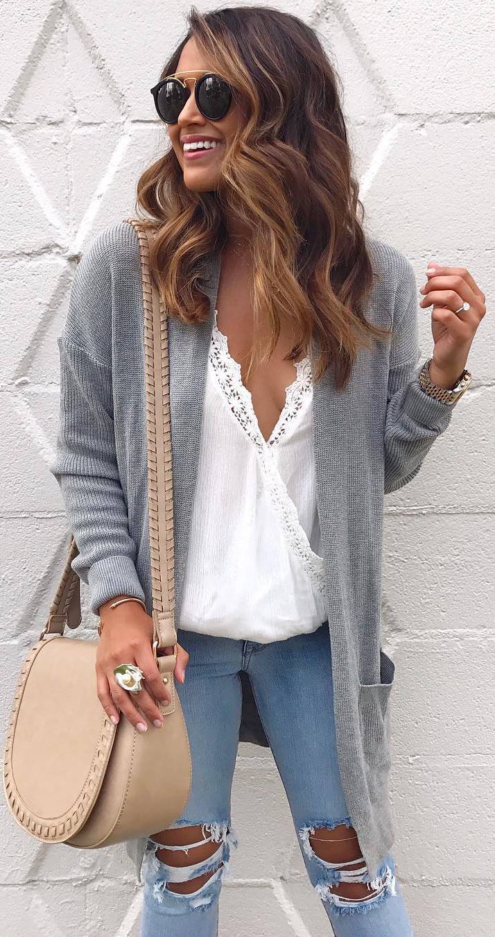 fashion look: long cardi + white top + bag + ripped jeans