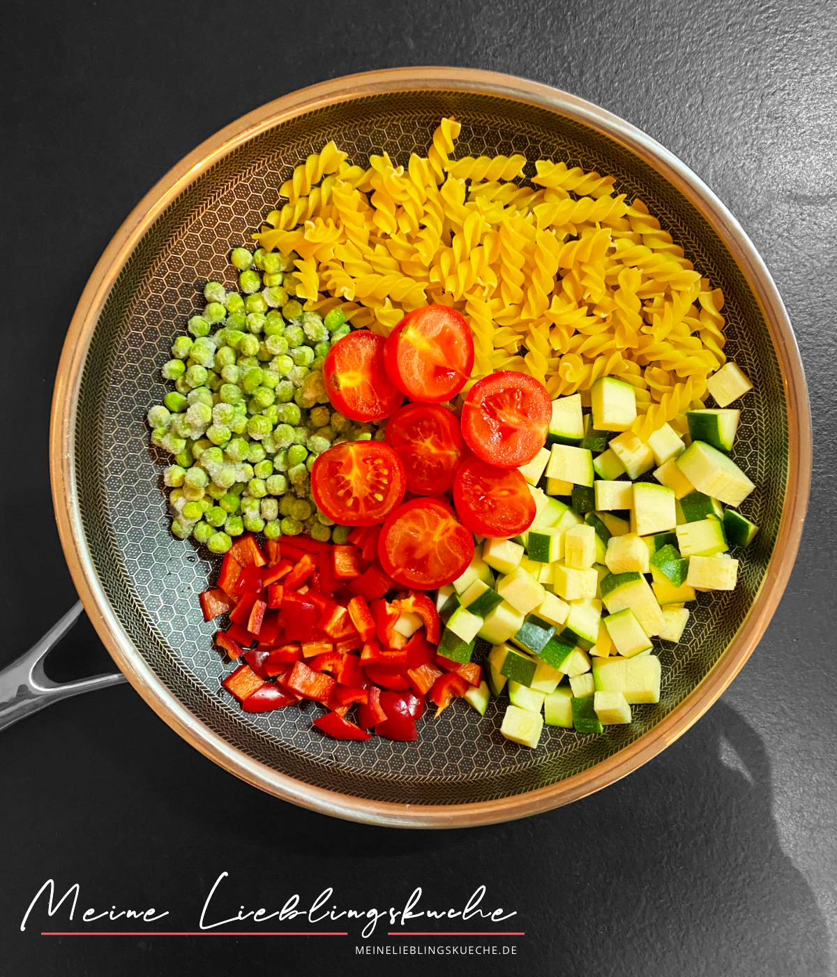 Zutaten für One Pot vegane Curry-Pasta mit Erbsen und Zucchini