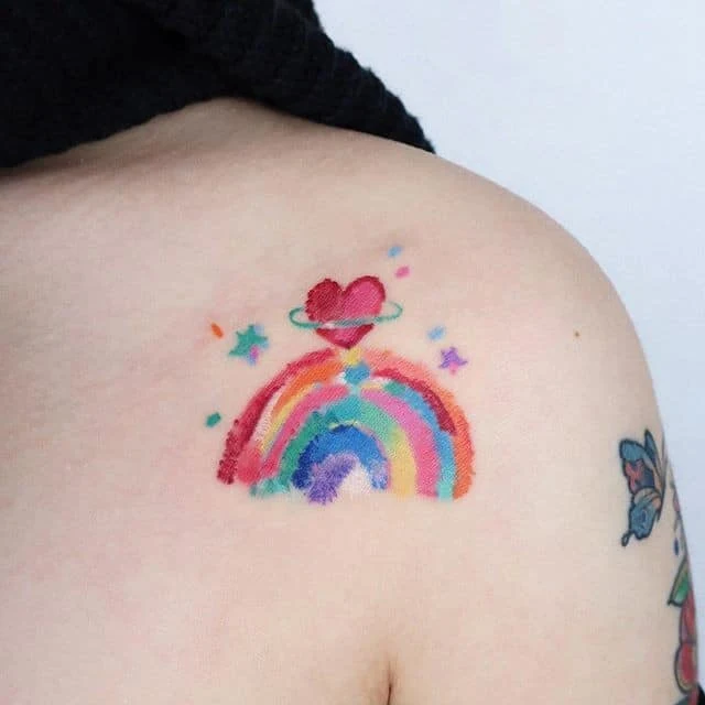 Tatuaje de arcoíris en color